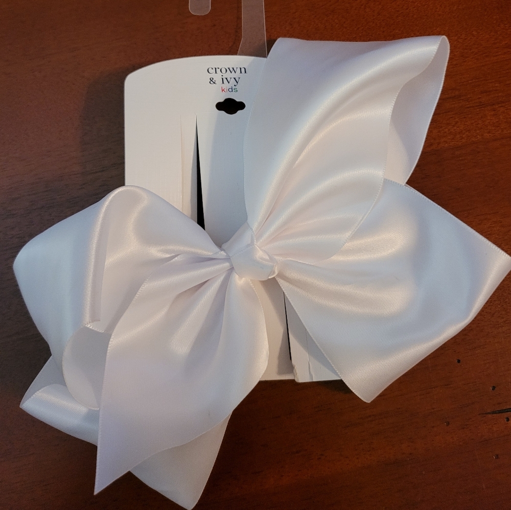 NWT Crown & Ivy satin bow, white